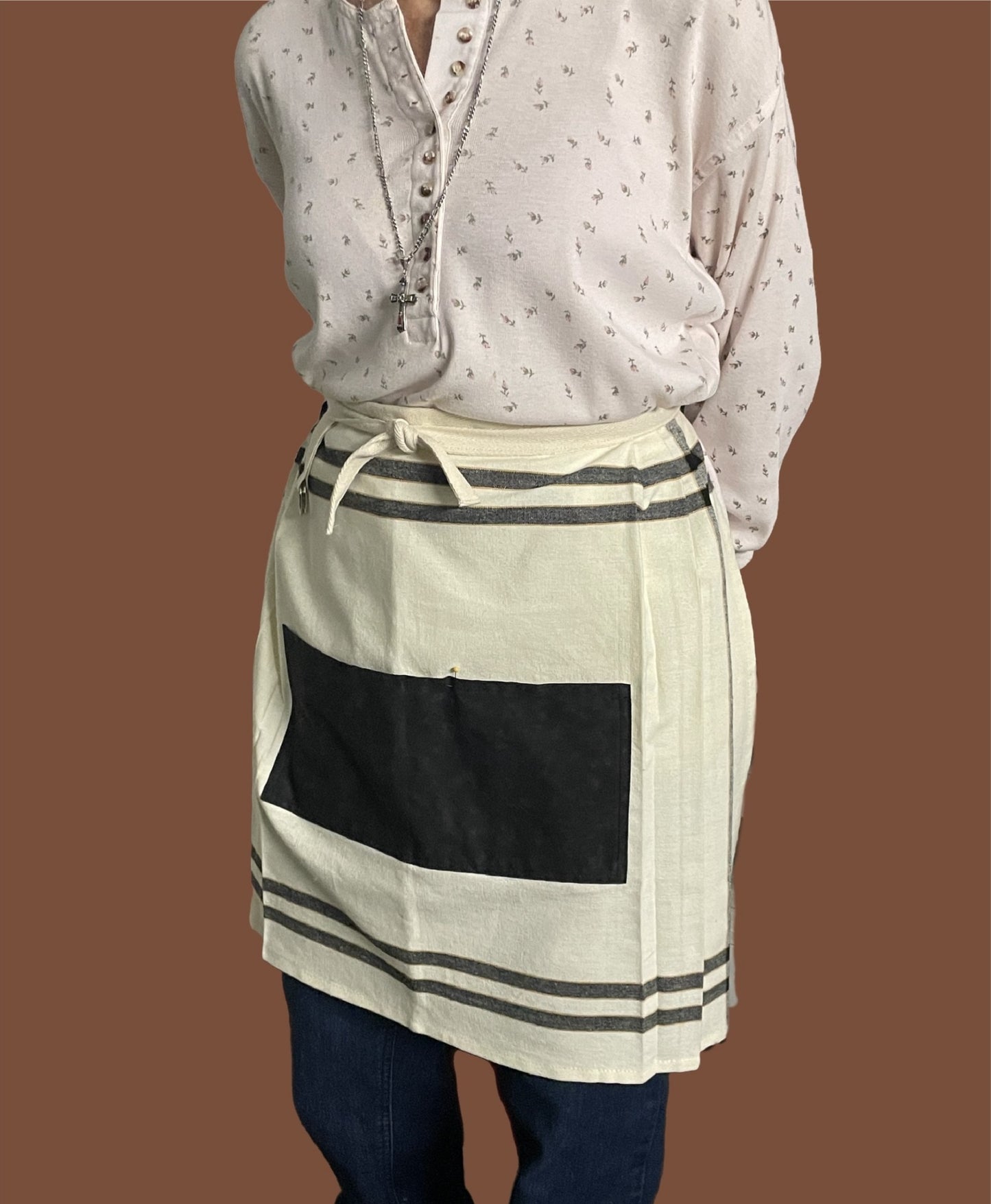 black-and-white-half-apron-with-black-pocket